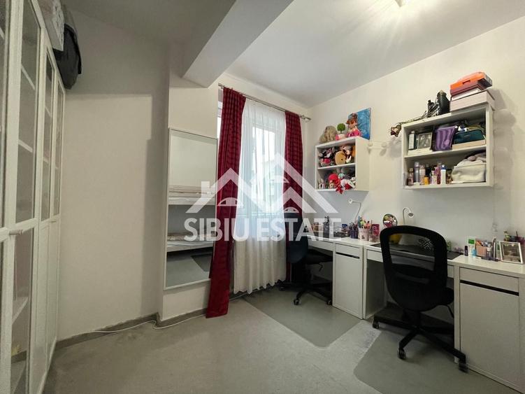 Apartament cu 3 camere decomandat, mobilat în Turnișor