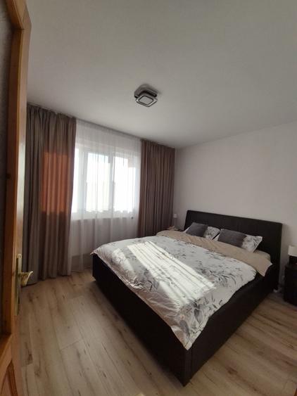 Apartament cu 3 camere semidecomandat, mobilat în Sud