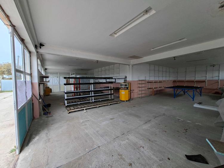 Spatiu comercial 396 mp + Vila 123 mp + Teren 5000 mp, deschidere 33 ml - 5