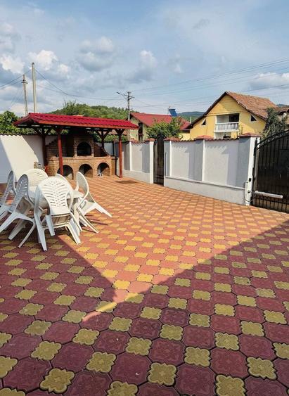 Casă cu Teren 300 Mp în Sălătrucel
