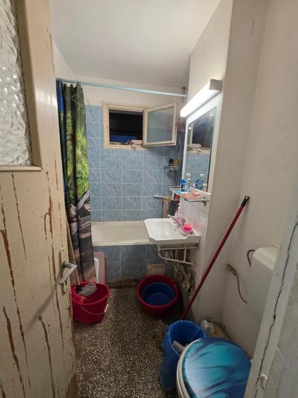 Apartament cu 3 camere semidecomandat în Titan