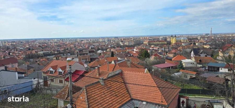 Casă cu 4 camere cu Teren 330 Mp în Central