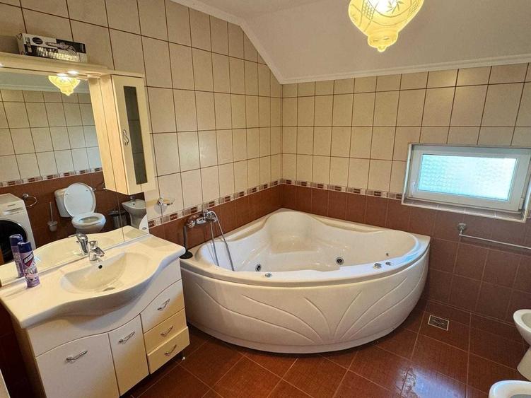 Casă cu 4 camere cu Teren 470 Mp în Câmpului