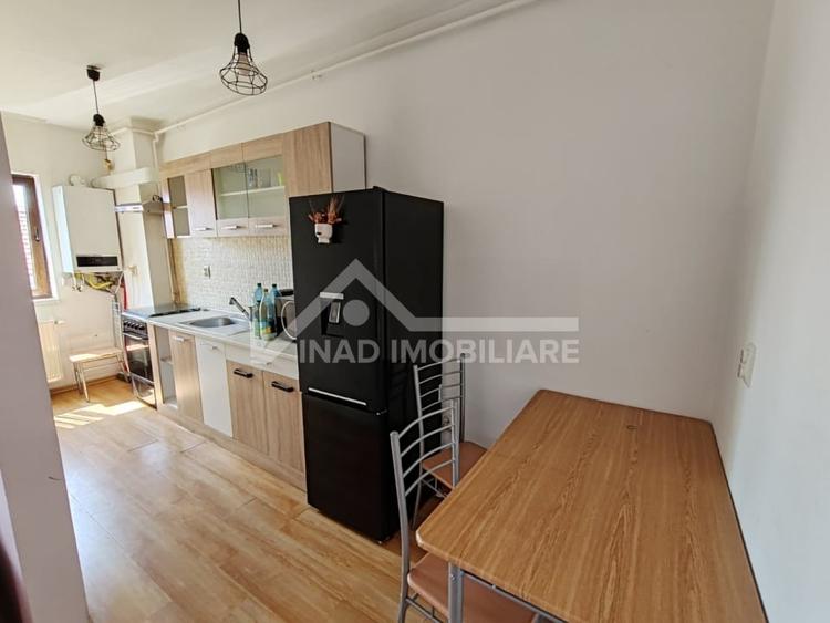 Apartament cu 3 camere semidecomandat, mobilat în Central