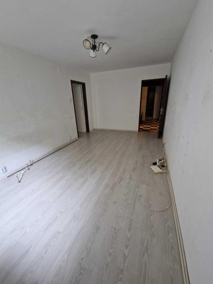Apartament cu 4 camere decomandat în Tei