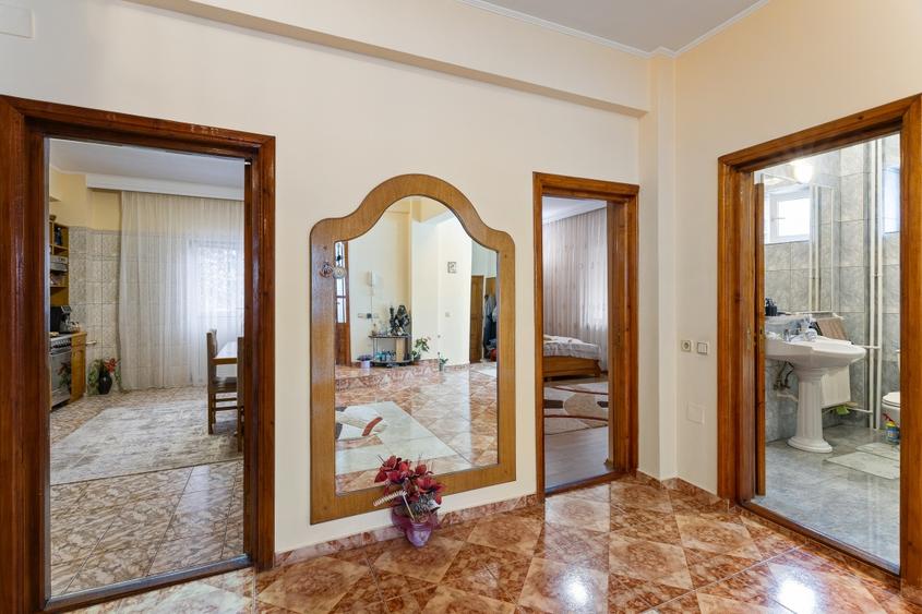 Casă individuală cu 8 camere cu Garaj în Faleza Nord