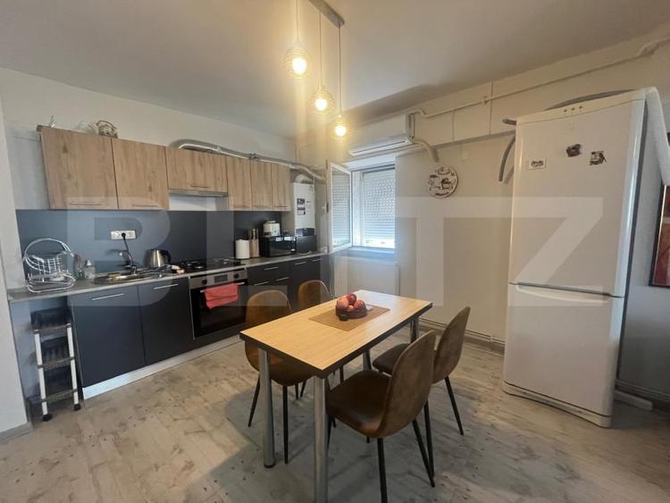 Apartament cu 3 camere decomandat, mobilat în Craiovița Nouă