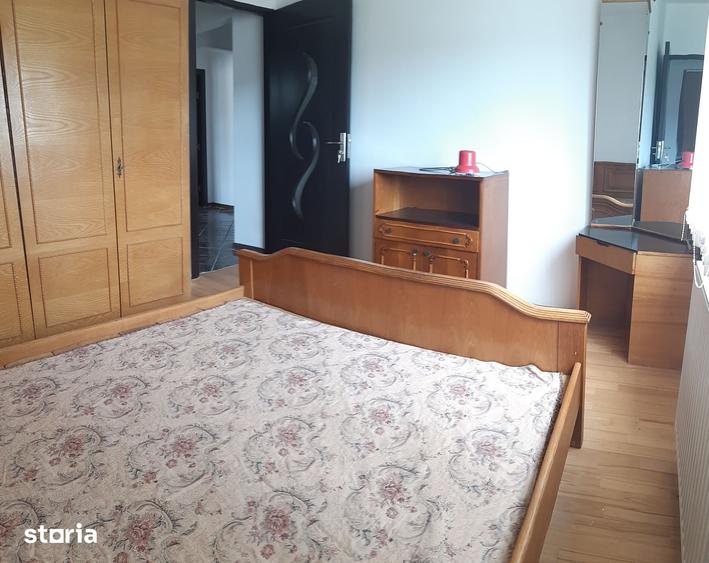 Apartament cu 3 camere decomandat în Cornișa