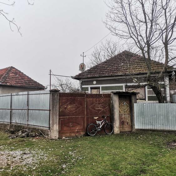 Casă cu 4 camere în Pomezeu