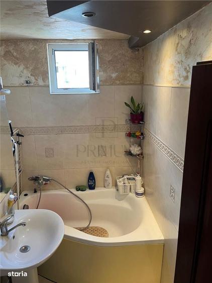 Apartament cu 4 camere decomandat în Dâmbovița