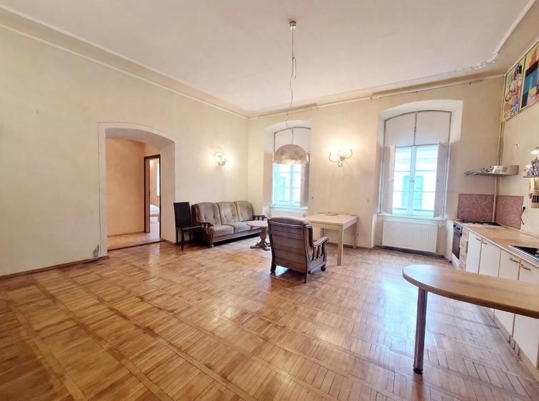 Apartament cu 3 camere semidecomandat, mobilat în Central