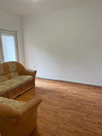 Apartament cu 3 camere decomandat în Suseni