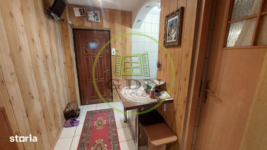 Apartament cu 3 camere semidecomandat, mobilat în Craiovița Nouă
