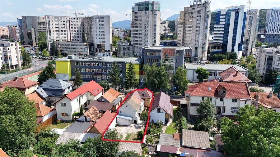Casă individuală cu 7 camere cu Teren 319 Mp în Centrul Civic