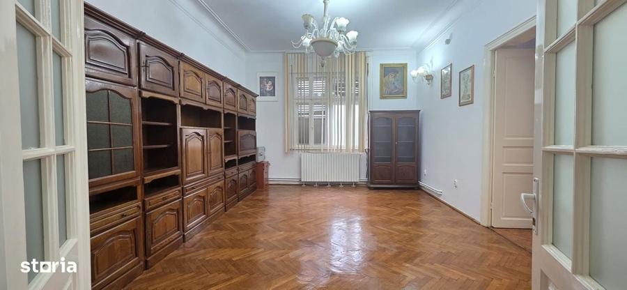 Casă cu 4 camere în Far