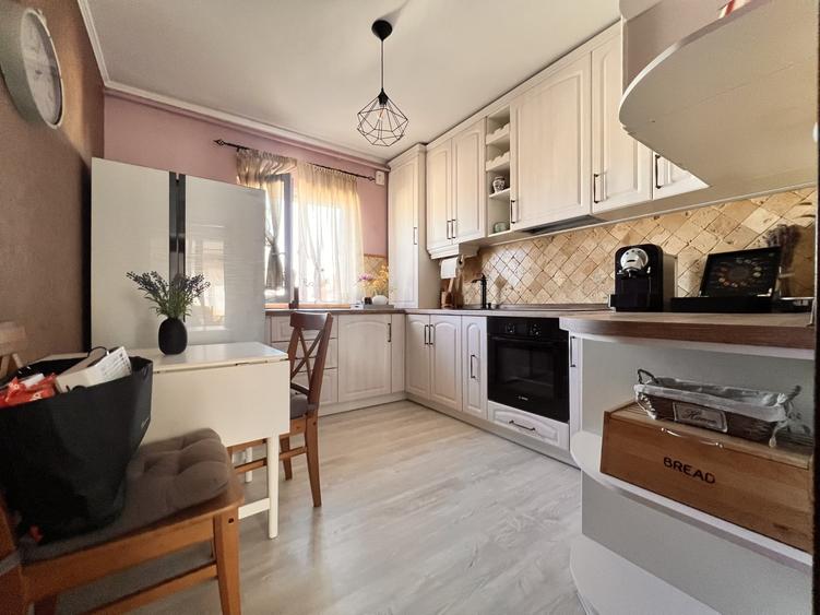Apartament cu 3 camere semidecomandat, mobilat în Dâmbovița