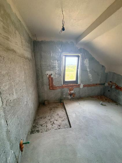 Casă individuală cu 5 camere cu Teren 70 Mp în Livezile