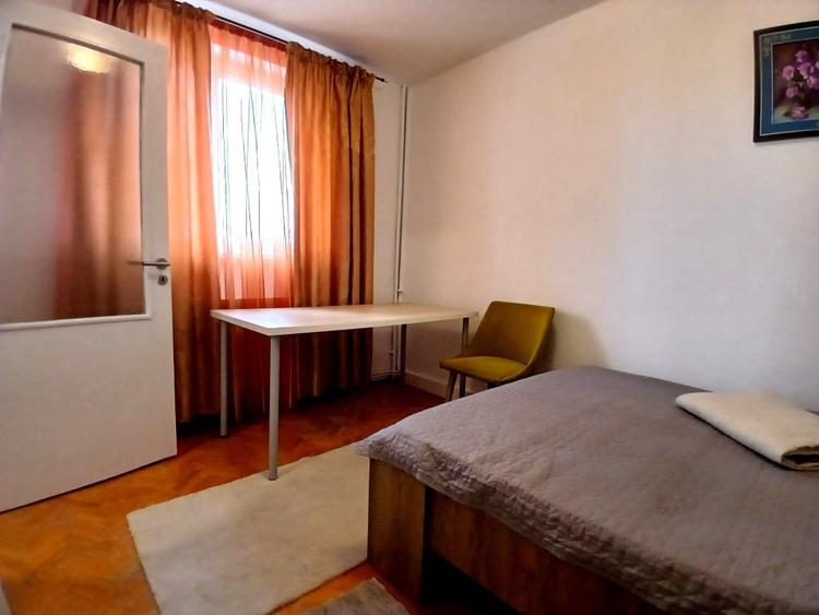 Apartament cu 3 camere decomandat, mobilat în Podu Roș