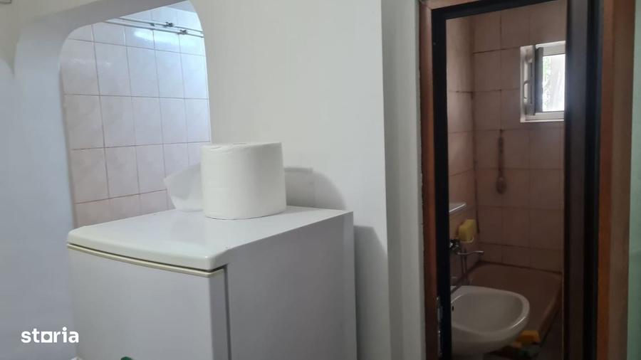 Apartament cu 2 camere decomandat în Roșu