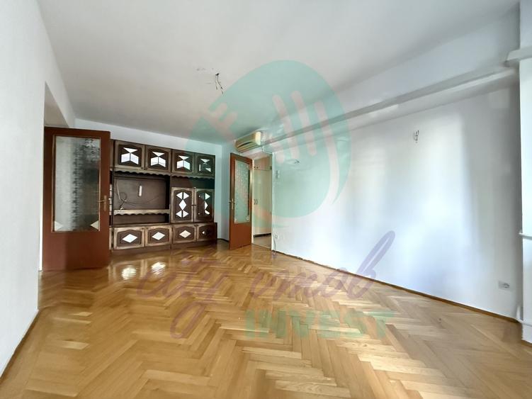 Apartament cu 3 camere semidecomandat în Moșilor