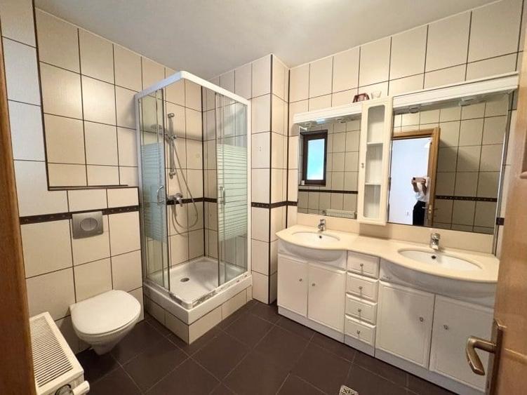 Casă cu 8 camere cu Teren 250 Mp în Tei