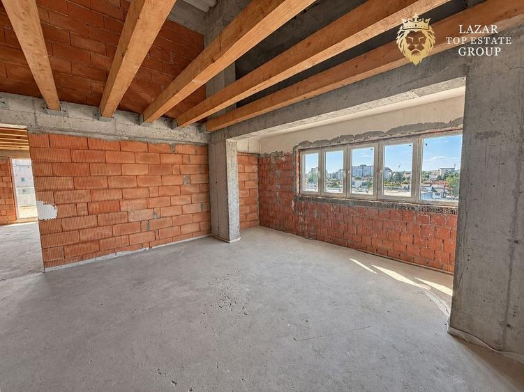 Penthouse cu 4 camere semidecomandat în Banu Mărăcine
