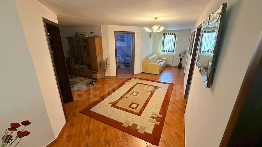 Casă cu 8 camere cu Teren 741 Mp în Central