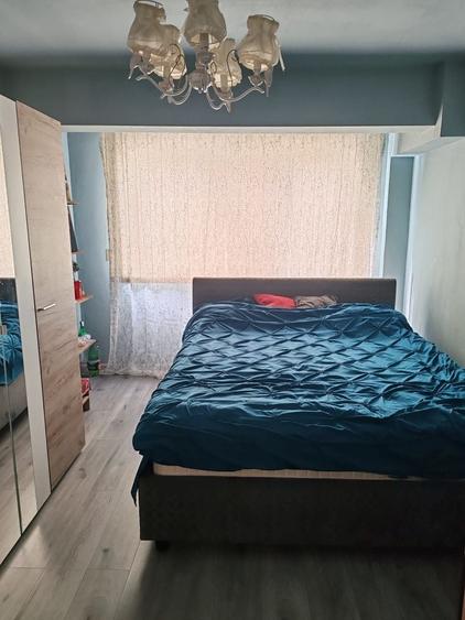 Apartament cu 3 camere semidecomandat în Satu Nou