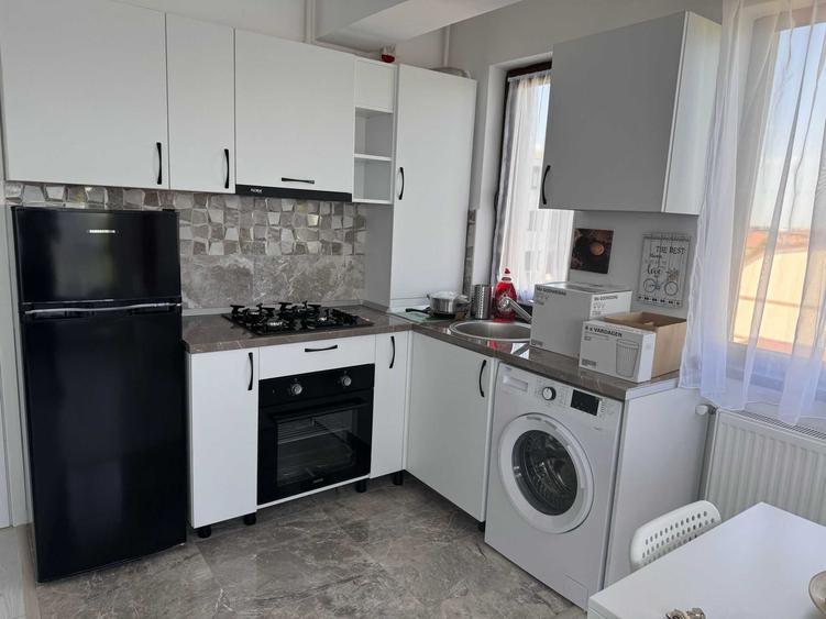Apartament cu 2 camere semidecomandat în Jiului
