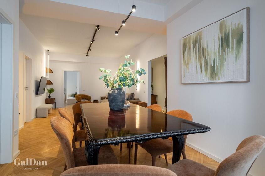 Apartament cu 5 camere în P-ța Universității