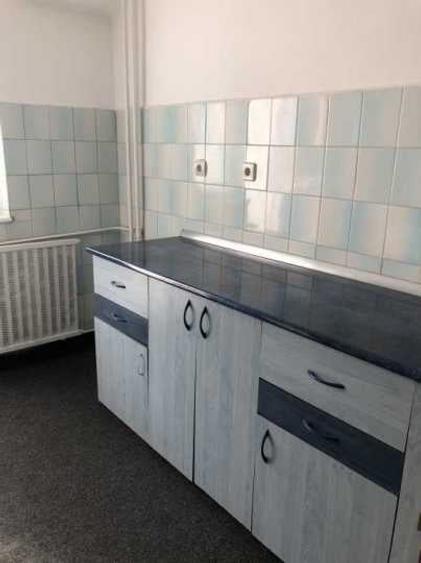 Apartament cu 3 camere semidecomandat, mobilat în P-ța Unirii