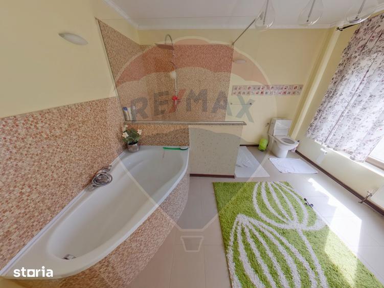 Casă cu 6 camere cu Teren 1505 Mp în Central