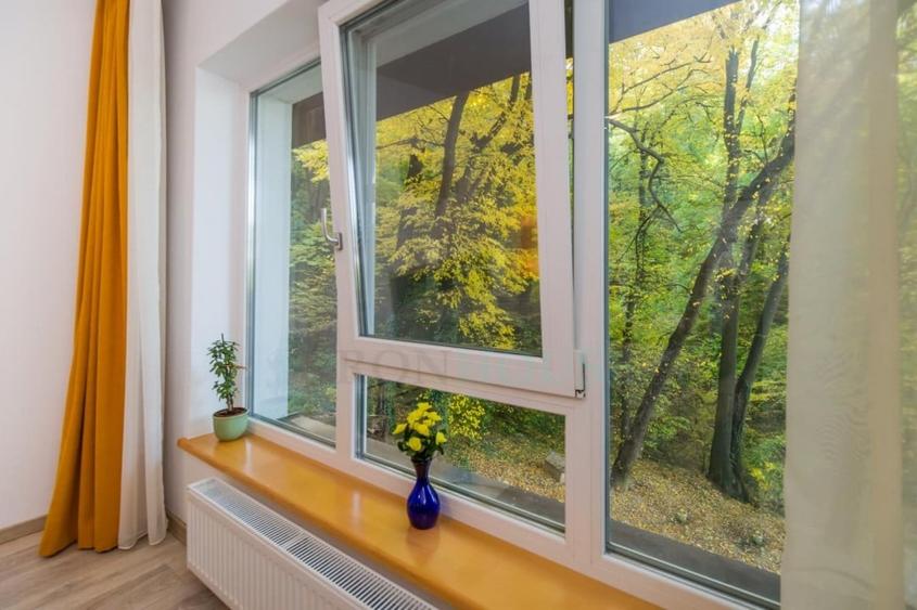Apartament cu 2 camere semidecomandat, mobilat în Central