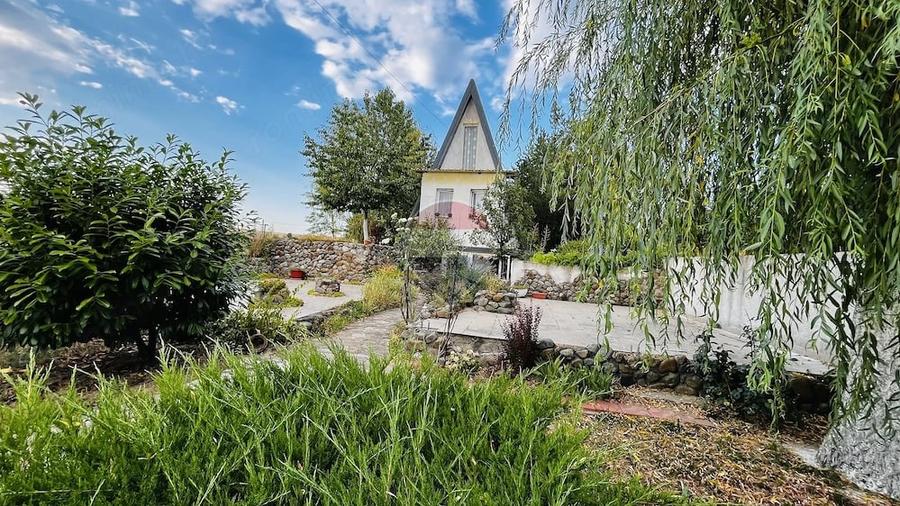 Casă cu 4 camere cu Teren 959 Mp în Lăzăreni