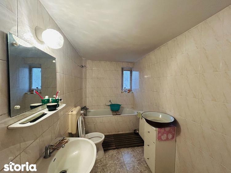 Casă cu 7 camere cu Canalizare în Sub Arini