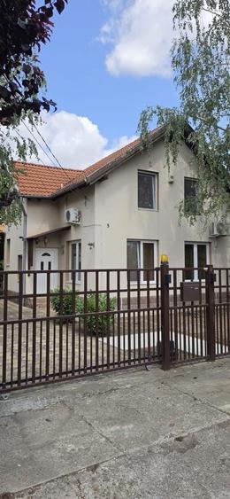 Casă cu 4 camere în Dumbrăvița