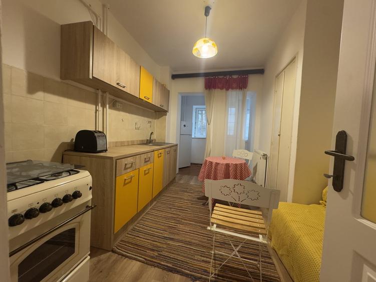 Apartament cu 2 camere semidecomandat, mobilat în Mioriței