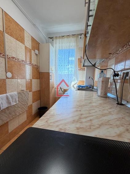 Apartament cu 3 camere decomandat, mobilat în Mircea cel Bătrân
