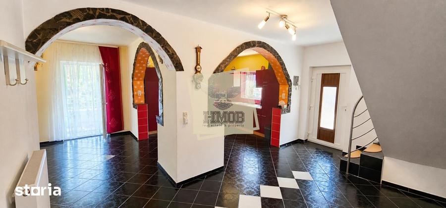 Casă cu 6 camere decomandat cu Teren 935 Mp în Central