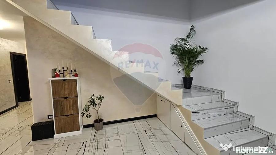 Casă cu 5 camere cu Teren 2500 Mp în Moara