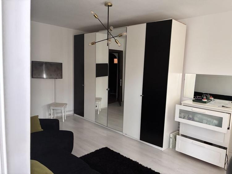 Apartament cu 3 camere decomandat în Exterior Vest