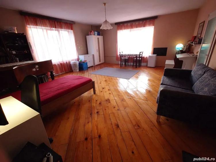 Casă cu 6 camere cu Teren 4500 Mp în Torontalului