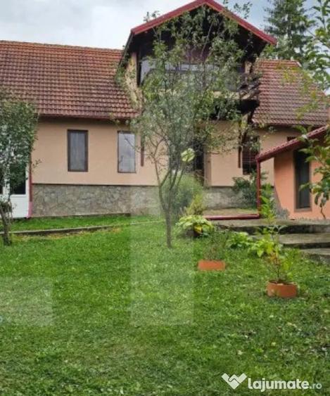 Casă cu 6 camere cu Teren 3000 Mp în Central