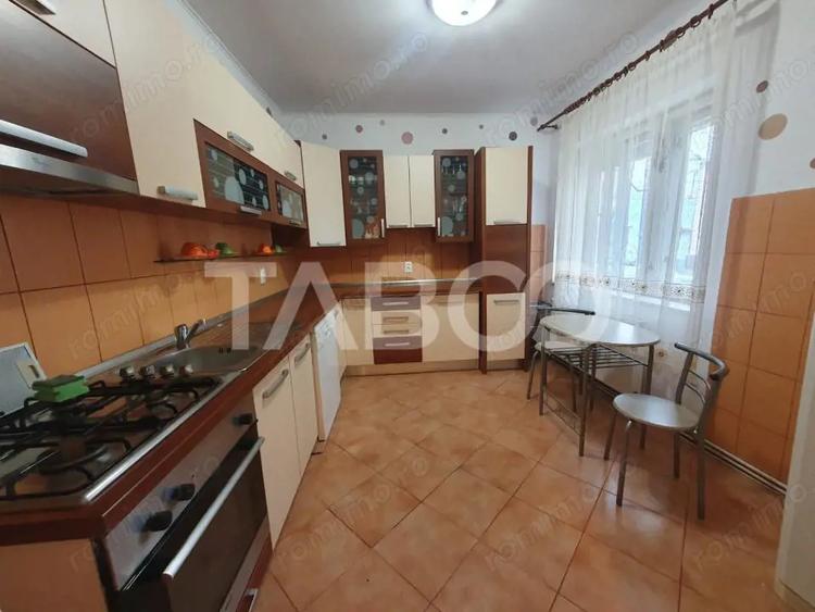 Casă cu 6 camere cu Canalizare în Central