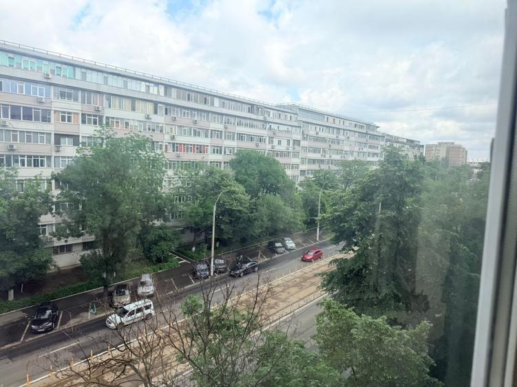 Apartament cu 3 camere semidecomandat în Victoriei