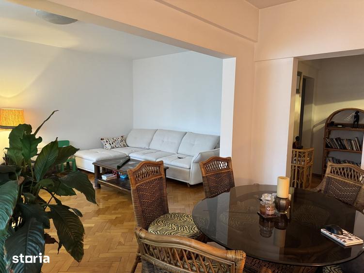 Apartament cu 4 camere decomandat în Pajura