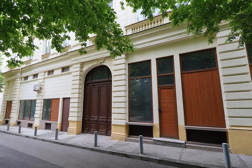 Casă cu 60 camere cu Canalizare în Centrul Istoric