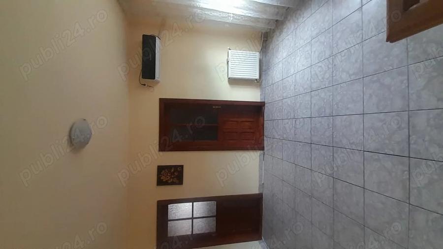 Casă cu 6 camere în Rovine