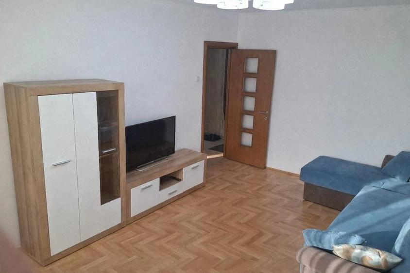 Apartament cu 3 camere decomandat în Eremia
