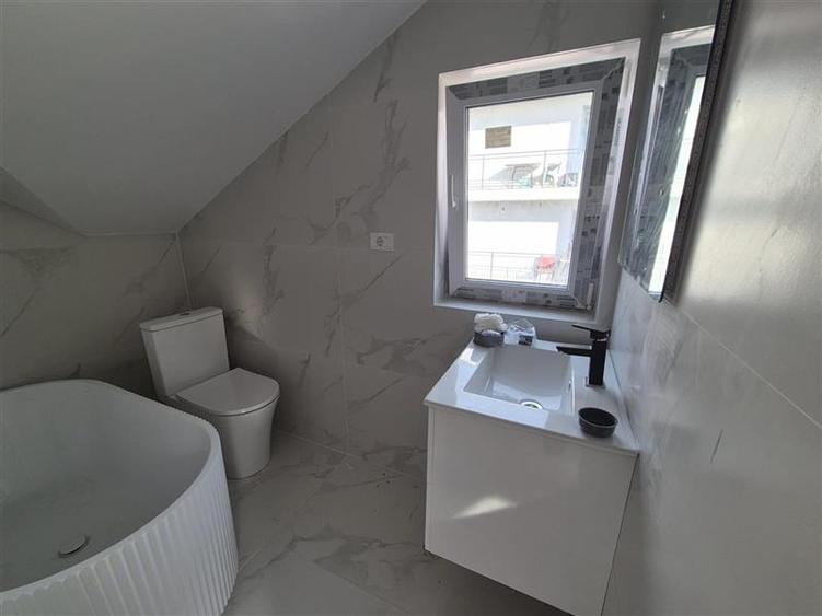 Duplex cu 4 camere cu Canalizare în Periferie